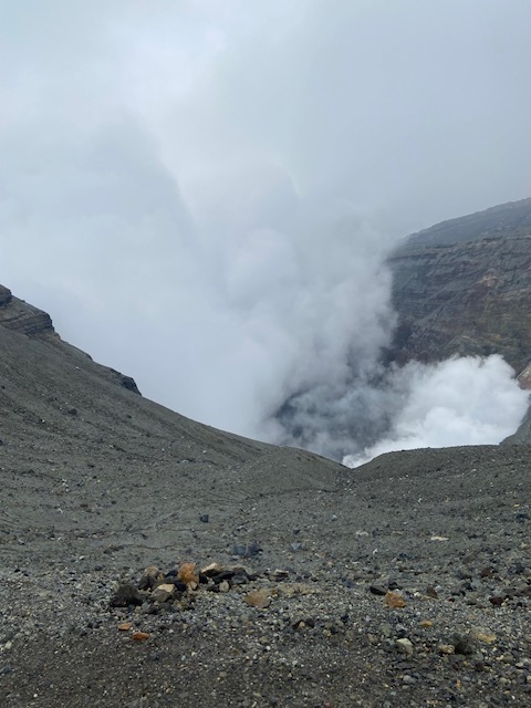 阿蘇山の火口の水蒸気
