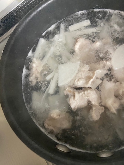 豚肉と大根でお味噌汁を作る
