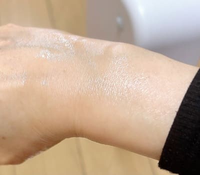 手の甲にビオオイルローズを塗った写真