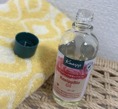 クナイプビオオイルローズとタオル